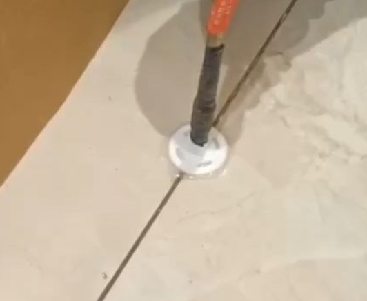 铁东瓷砖空鼓维修公司专业解答瓷砖在铺贴过程中，如果没有涂抹均匀到位的粘结材料（如水泥砂浆或瓷砖胶），可能会导致以下问题