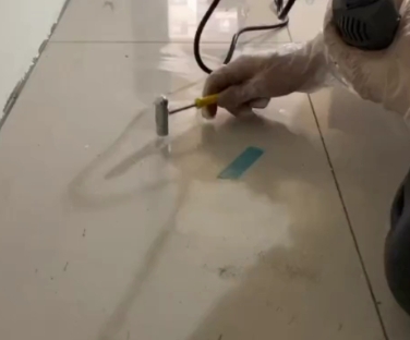 铁东瓷砖开裂维修公司专业分享瓷砖在铺贴前如果没有沥干水分，将会导致以下问题